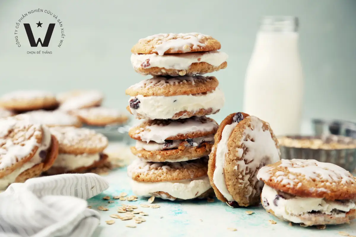 Sandwich kem rum "n" raisin mang hơi hướng châu Âu cổ điển