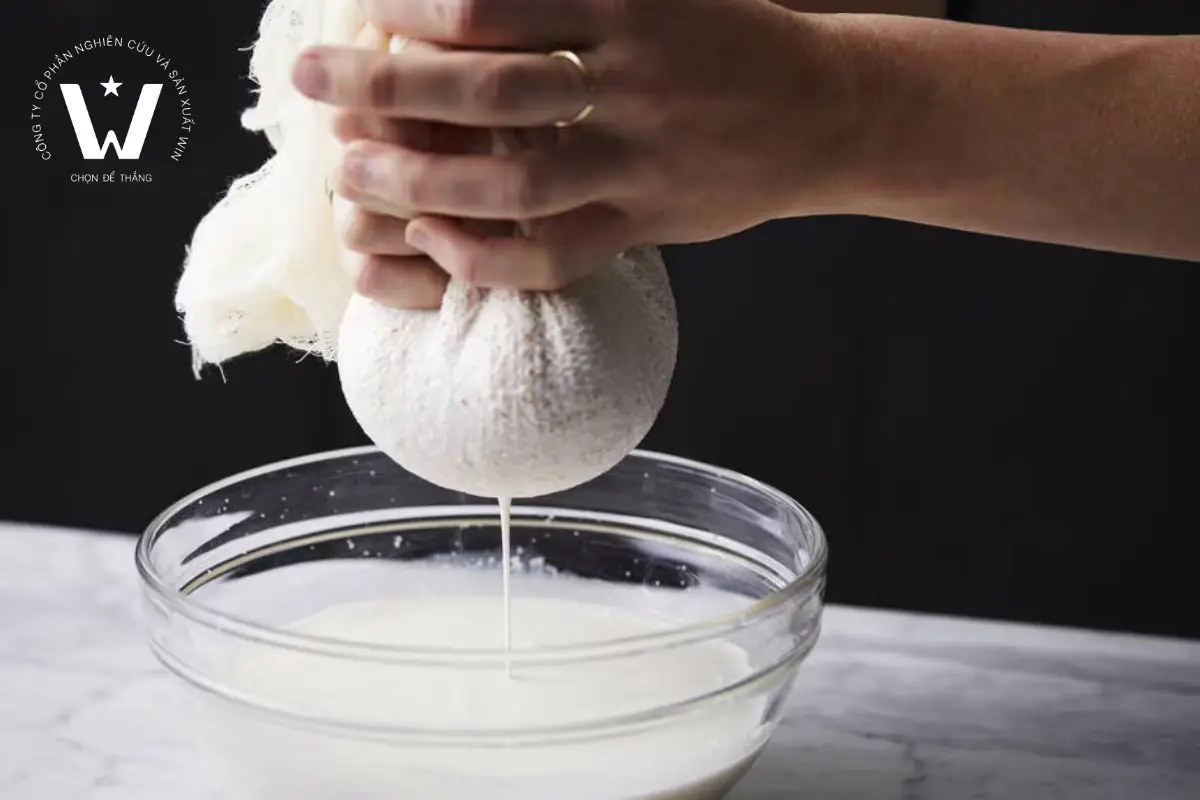 Tách bã và lọc lấy dịch sữa