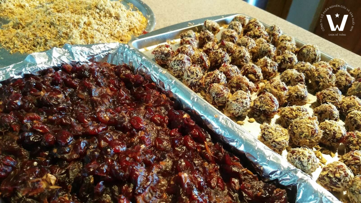 Ô mai được phối trộn với các gia vị như gừng, ớt, cam thảo